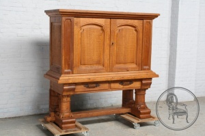 картинка Старинный дубовый комод с массивными резными колоннообразными опорами салоне старинных вещей "Шебби" являющийся официальным дистрибьютором в России и Беларуси