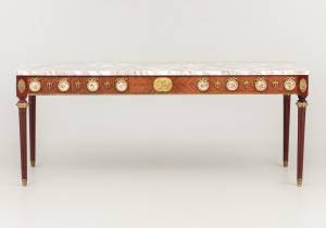 картинка Старинный столик салоне старинных вещей "Шебби" являющийся официальным дистрибьютором в России и Беларуси