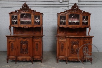 Антикварные дубовые буфеты (2 шт.) с фигурными стеклами и резной короной код. BE4165469