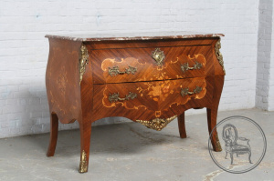 картинка Антикварный комод с инкрустацией в технике маркетри и мраморной столешницей салоне старинных вещей "Шебби" являющийся официальным дистрибьютором в России и Беларуси