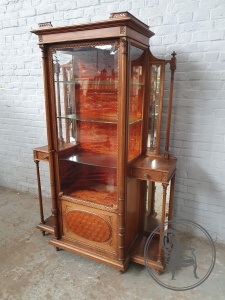 картинка Louis XVI Vitrine (Display Cabinet) салоне старинных вещей "Шебби" являющийся официальным дистрибьютором в России и Беларуси