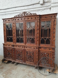 Антикварная витрина с ажурной узорчатой резьбой код. BE4097751