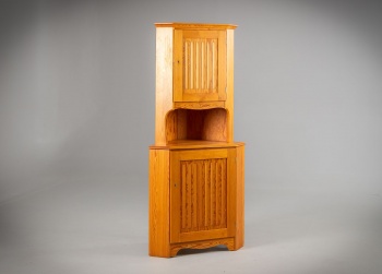 Старинный угловой шкаф из светлого дерева код.&nbsp;RM4143103