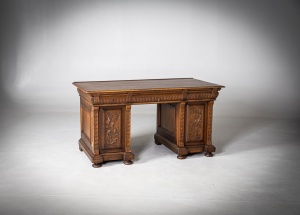 картинка Антикварный двухтумбовый письменный стол из дуба салоне старинных вещей "Шебби" являющийся официальным дистрибьютором в России и Беларуси