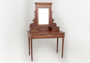 картинка Антикварный косметический столик салоне старинных вещей "Шебби" являющийся официальным дистрибьютором в России и Беларуси