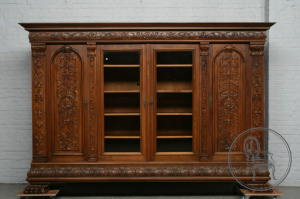 картинка Антикварный ореховый книжный шкаф с резным растительным орнаментом салоне старинных вещей "Шебби" являющийся официальным дистрибьютором в России и Беларуси