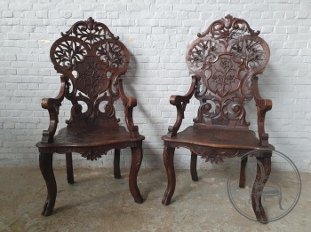 Пара антикварных кресел с ажурной сквозной резьбой код. BE4097754