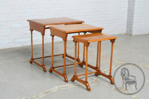 картинка Антикварный набор столиков из ореха (3 шт.) с маркетри салоне старинных вещей "Шебби" являющийся официальным дистрибьютором в России и Беларуси