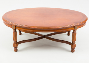 картинка Старинный столик салоне старинных вещей "Шебби" являющийся официальным дистрибьютором в России и Беларуси