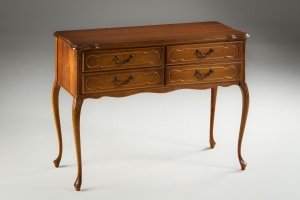 картинка Старинный комод из красного дерева на высоких ножках салоне старинных вещей "Шебби" являющийся официальным дистрибьютором в России и Беларуси