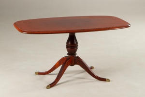 картинка Старинный кофейный столик из красного дерева с бронзовыми накладками салоне старинных вещей "Шебби" являющийся официальным дистрибьютором в России и Беларуси