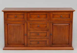 картинка Старинный комод из красного дерева в классическом стиле салоне старинных вещей "Шебби" являющийся официальным дистрибьютором в России и Беларуси