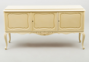 картинка Старинный комод салоне старинных вещей "Шебби" являющийся официальным дистрибьютором в России и Беларуси