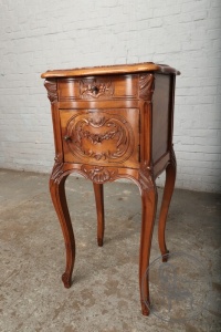 картинка Антикварная ореховая тумбочка с мраморной столешницей салоне старинных вещей "Шебби" являющийся официальным дистрибьютором в России и Беларуси