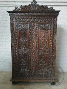 картинка Антикварный ореховый шкаф в готическим стиле салоне старинных вещей "Шебби" являющийся официальным дистрибьютором в России и Беларуси