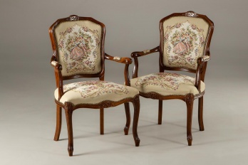 Пара старинных кресел с гобеленовой обивкой код. RM4101558