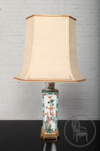 картинка Старинная настольная лампа с фарфоровым расписным основанием салоне старинных вещей "Шебби" являющийся официальным дистрибьютором в России и Беларуси
