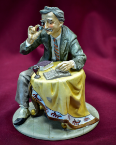 картинка Фарфоровая статуэтка Capodimonte "Оценщик" салоне старинных вещей "Шебби" являющийся официальным дистрибьютором в России и Беларуси