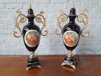 Старинные кобальтовые вазы из фарфора (2 шт.) с античным сюжетом код.&nbsp;BE4165365