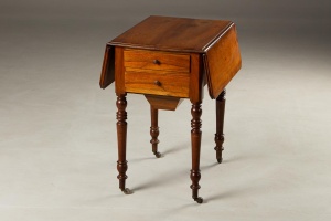 картинка Антикварный французский швейный стол салоне старинных вещей "Шебби" являющийся официальным дистрибьютором в России и Беларуси