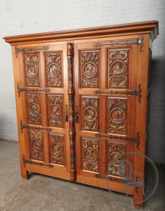 картинка Антикварный шкаф в готическом стиле с коваными элементами салоне старинных вещей "Шебби" являющийся официальным дистрибьютором в России и Беларуси