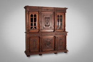 картинка Антикварный широкий буфет, декорированный классической художественной резьбой салоне старинных вещей "Шебби" являющийся официальным дистрибьютором в России и Беларуси