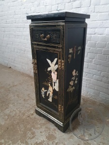 картинка Старинный миниатюрный комод с росписью в стиле шинуазри салоне старинных вещей "Шебби" являющийся официальным дистрибьютором в России и Беларуси