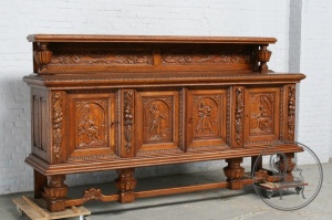 картинка Старинный дубовый резной комод салоне старинных вещей "Шебби" являющийся официальным дистрибьютором в России и Беларуси