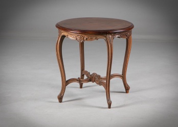 Старинный столик с цветочной резьбой код. RM4165649