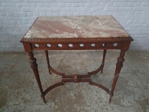 картинка Антикварный столик с орнаментом в виде розеток салоне старинных вещей "Шебби" являющийся официальным дистрибьютором в России и Беларуси