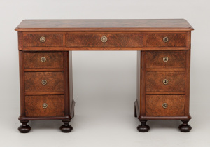 картинка Старинный письменный стол салоне старинных вещей "Шебби" являющийся официальным дистрибьютором в России и Беларуси