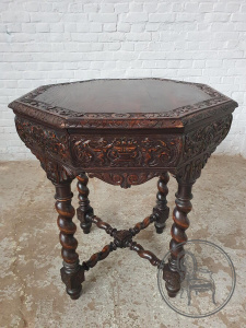 картинка Антикварный столик в якобинском стиле с плотной резьбой и стилизованными ножками салоне старинных вещей "Шебби" являющийся официальным дистрибьютором в России и Беларуси