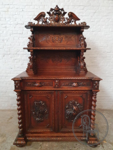 картинка Антикварный низкий буфет в охотничьем стиле салоне старинных вещей "Шебби" являющийся официальным дистрибьютором в России и Беларуси