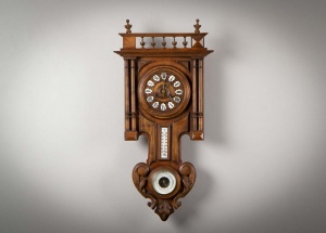 картинка Антикварные часы с термометром и барометром, оснащенные маятником салоне старинных вещей "Шебби" являющийся официальным дистрибьютором в России и Беларуси