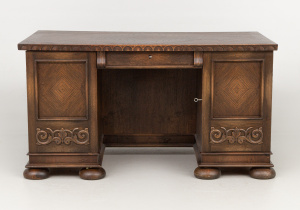 картинка Старинный письменный стол салоне старинных вещей "Шебби" являющийся официальным дистрибьютором в России и Беларуси