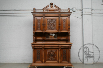 Антикварный буфет с объемными фигурами в виде рыцарей код. BE6629