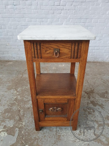 картинка Антикварная дубовая тумба с мраморной столешницей и геральдическим цветком салоне старинных вещей "Шебби" являющийся официальным дистрибьютором в России и Беларуси