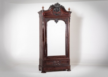 Антикварный шкаф с зеркалом декорированный резьбой код. RM4165973