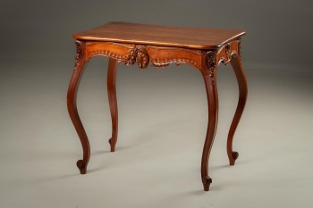 Антикварный столик из красного дерева с гнутыми ножками код. RM4101523