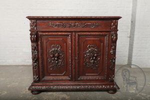 картинка Антикварный дубовый комод в охотничьем стиле с объемным изображением фруктов салоне старинных вещей "Шебби" являющийся официальным дистрибьютором в России и Беларуси