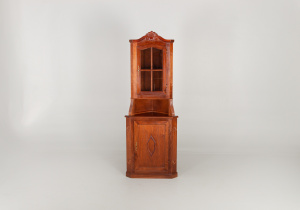 картинка Старинный угловой посудный шкаф салоне старинных вещей "Шебби" являющийся официальным дистрибьютором в России и Беларуси