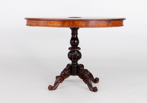 картинка Старинный столик салоне старинных вещей "Шебби" являющийся официальным дистрибьютором в России и Беларуси