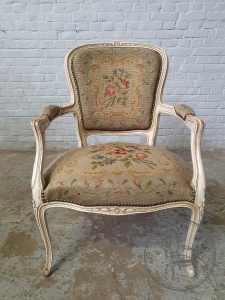 картинка Старинное кресло с гобеленовой обивкой и резьбой салоне старинных вещей "Шебби" являющийся официальным дистрибьютором в России и Беларуси