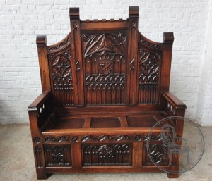 картинка Антикварная дубовая скамья в готическом стиле с густой геральдической резьбой салоне старинных вещей "Шебби" являющийся официальным дистрибьютором в России и Беларуси