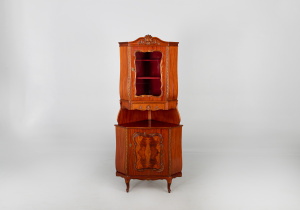 картинка Старинный угловой посудный шкаф салоне старинных вещей "Шебби" являющийся официальным дистрибьютором в России и Беларуси