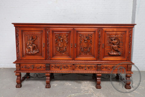 картинка Старинный комод в испанском стиле с резьбой в рыцарском стиле салоне старинных вещей "Шебби" являющийся официальным дистрибьютором в России и Беларуси