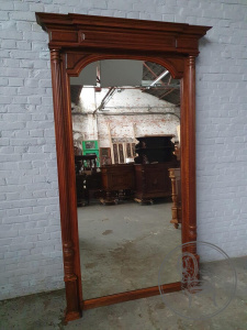 картинка Антикварное ореховое зеркало в стиле ренессанс салоне старинных вещей "Шебби" являющийся официальным дистрибьютором в России и Беларуси