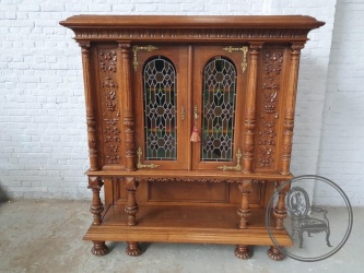 Антикварный дубовый буфет с витражами, декорированный резьбой код. BE4165675