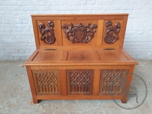 картинка Антикварная дубовая скамья с геральдической резьбой салоне старинных вещей "Шебби" являющийся официальным дистрибьютором в России и Беларуси