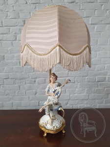 картинка Старинная лампа из фарфора и латуни салоне старинных вещей "Шебби" являющийся официальным дистрибьютором в России и Беларуси